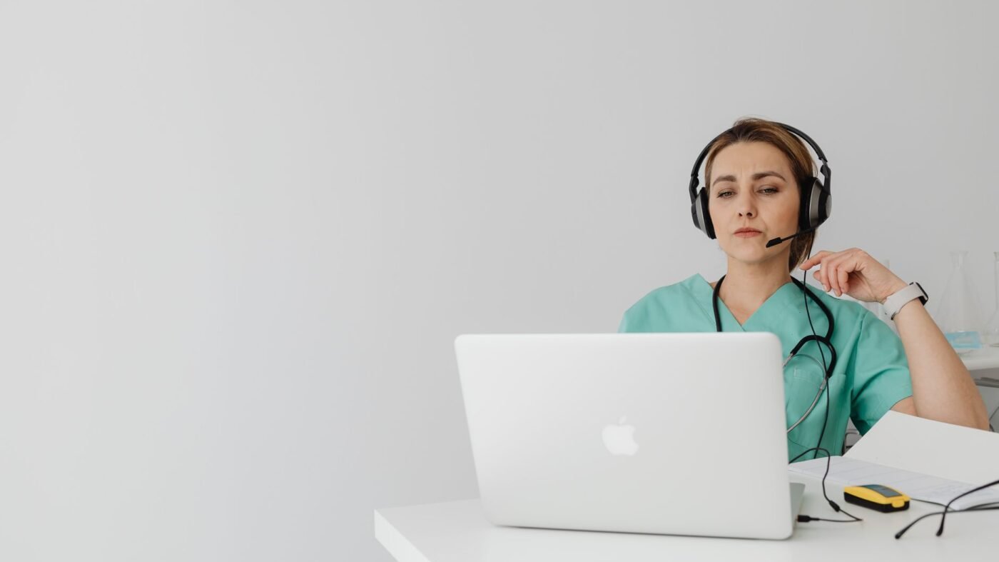 No pós-operatório de ortopedia, o silêncio do paciente esconde o que realmente acontece