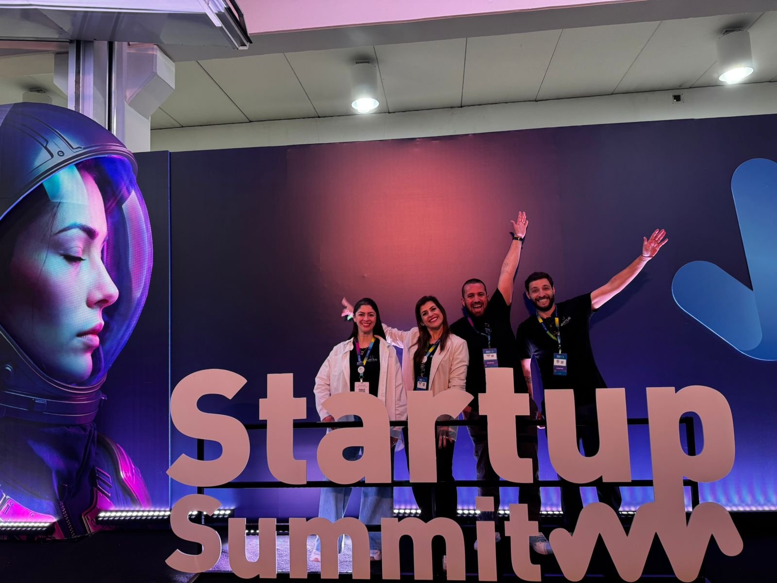 Time da Ávimus no letreiro oficial do Startup Summit 2026