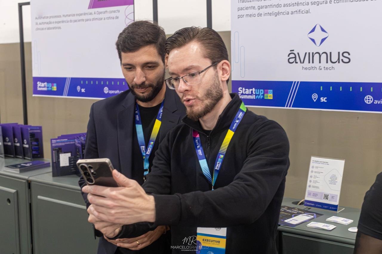Demonstração da ClarIA no estande da Ávimus durante o Startup Summit 2026