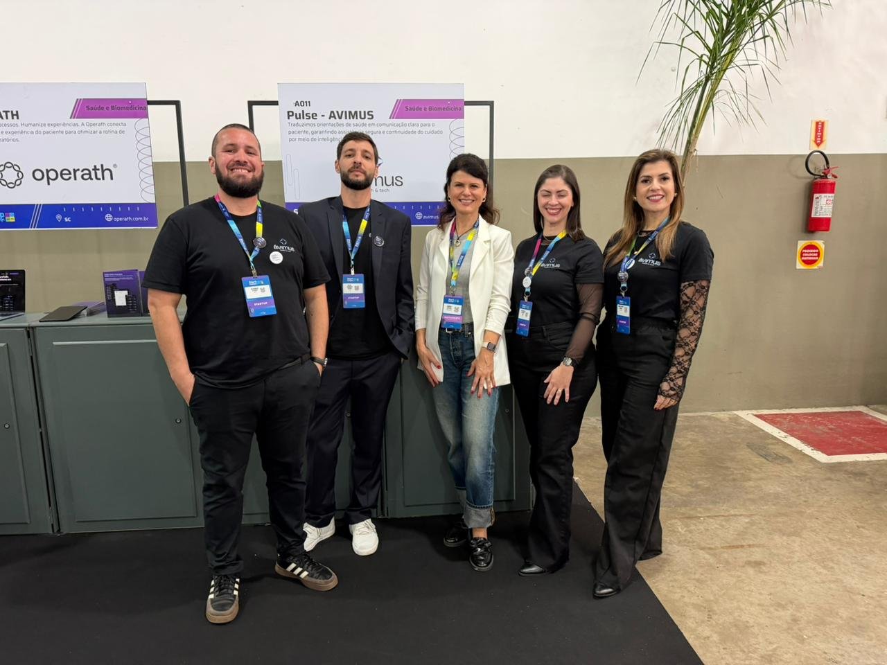 Dream team completo da Ávimus no estande do Startup Summit 2026