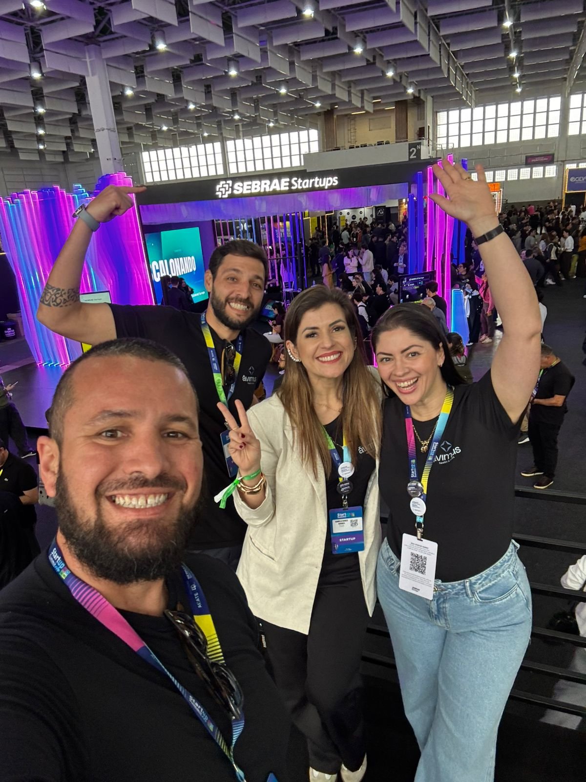 Comemoração do time da Ávimus na área do Sebrae Startups